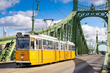 Özgürlük Köprüsü 'ndeki Tramvay, Budapeşte, Macaristan, Avrupa