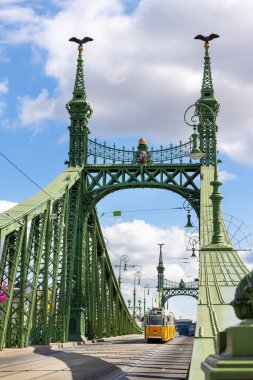 Özgürlük Köprüsü 'ndeki Tramvay, Budapeşte, Macaristan, Avrupa
