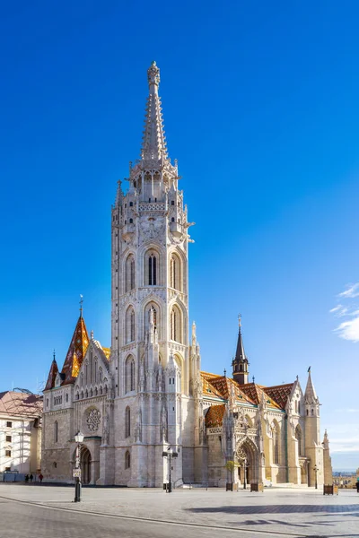 马蒂亚斯教堂 罗马天主教教堂 位于匈牙利布达佩斯渔民堡垒前 — 图库照片