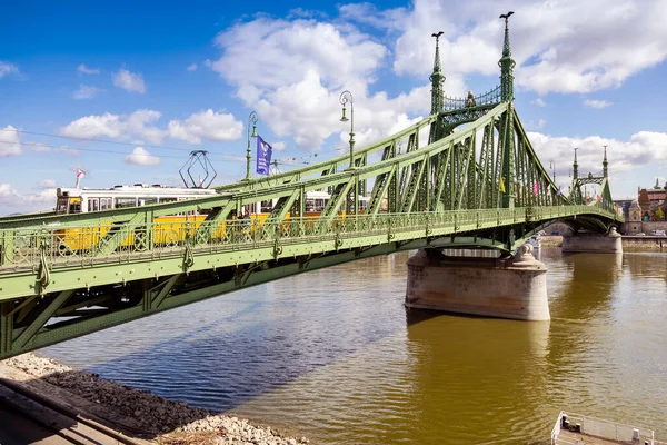 Tram Liberty Bridge Nebo Freedom Bridge Budapešť Maďarsko Evropa — Stock fotografie