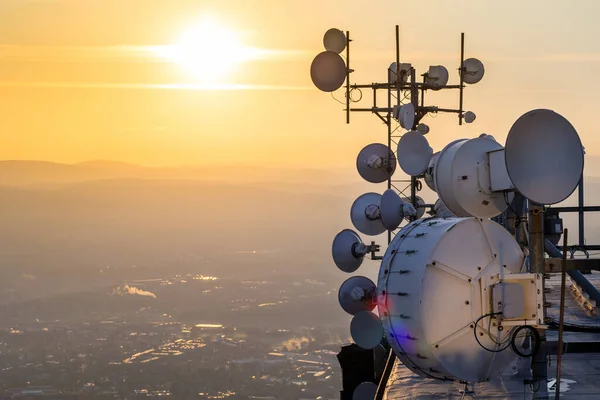 Wieża Telekomunikacyjna Anteną Sieci Komórkowej Globalne Połączenie Koncepcja Sieci Internetowej — Zdjęcie stockowe