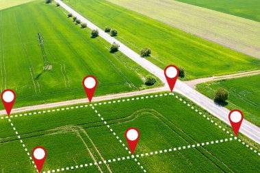 Çek emlak işi. Hava manzaralı arazi arazisi. Mülk için GPS tescil araştırması, harita için gayri menkul, yer ve alan. Konut inşaatı geliştirme kavramı - ev tahsisatı al ve sat