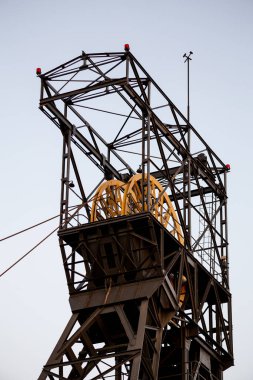 Kara kömür madenindeki asansör boşluğu. Kömür madeni gökyüzüne doğru yükseliyor. Fotoğraf doğal ışıklandırma koşulları altında çekildi.