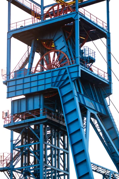 ブラックコール鉱山のホイストシャフトのエレベーター 石炭鉱山は空に対して敵意を持っています 自然光条件下で撮影した写真 — ストック写真