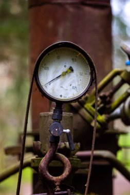 Kaçak içki (alkol) üretimi için yasa dışı bir kurulum için baskı göstergesi. Fotoğraf düşük ışık koşullarında çekildi.