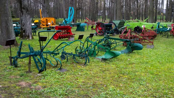 Een Set Oude Gerestaureerde Landbouwmachines Het Gazon Voor Het Museum — Stockfoto