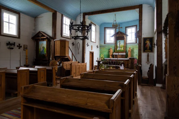 Interior Uma Antiga Igreja Madeira Tetos Azuis Paredes Brancas Bancos — Fotografia de Stock