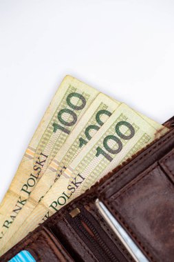 Kahverengi deri bir cüzdana yapışmış bir sürü Polonyalı banknot. Fotoğraf yapay, yumuşak ışık altında çekildi, objec beyaz arka planda izole edildi