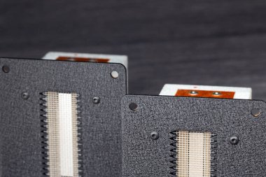 Düz folyo şeritli tweetçiler gri arka planda sunuluyor. Fotoğraf yapay ışık altında çekildi