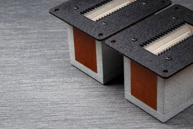 Düz folyo şeritli tweetçiler gri arka planda sunuluyor. Fotoğraf yapay ışık altında çekildi