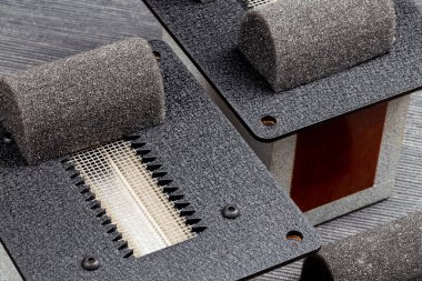 Düz folyo şeritli tweetçiler gri arka planda sunuluyor. Fotoğraf yapay ışık altında çekildi