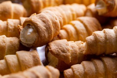 Bir sürü ev yapımı kremalı pasta tüpü. Fotoğraf yumuşak yapay ışık altında çekildi.
