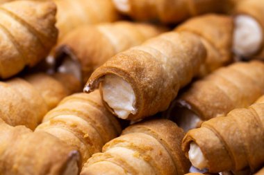 Bir sürü ev yapımı kremalı pasta tüpü. Fotoğraf yumuşak yapay ışık altında çekildi.