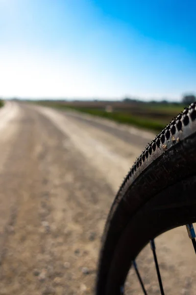 关闭一个砂砾自行车轮胎 冒险骑一辆严肃的自行车 在一个美丽的阳光灿烂的日子拍照 — 图库照片