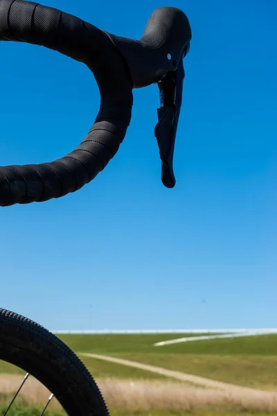 碎石自行车齿轮和呼吸杠杆在蓝天背景下 冒险骑一辆严肃的自行车 在一个美丽的阳光灿烂的日子拍照 — 图库照片