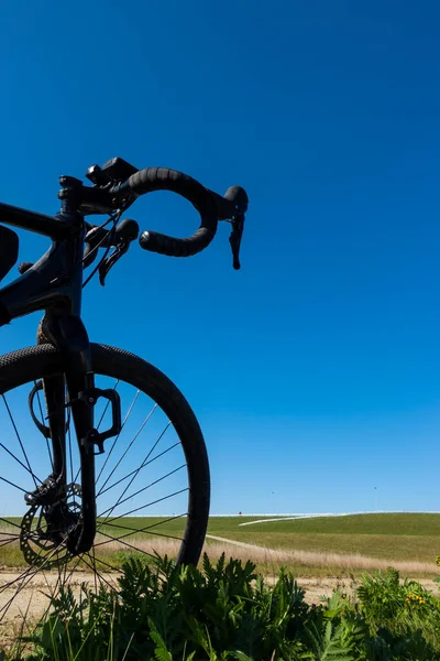 背景下的碎石自行车轮廓 蓝天冒险骑着严肃的自行车 在一个美丽的阳光灿烂的日子拍照 — 图库照片