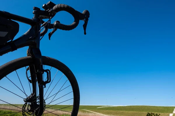 背景下的碎石自行车轮廓 蓝天冒险骑着严肃的自行车 在一个美丽的阳光灿烂的日子拍照 — 图库照片