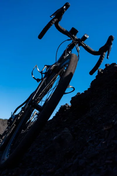 背景下的碎石自行车 在一个布满黑色砂砾的工业区骑着一辆砂砾自行车冒险 在一个美丽的阳光灿烂的日子拍照 — 图库照片
