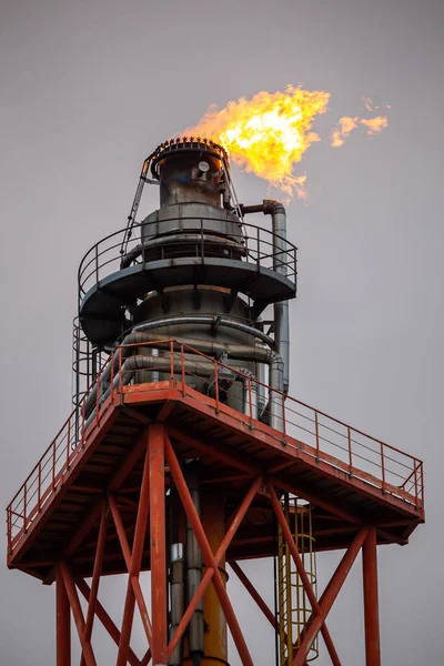 製油所の煙突の上でガストーチのための閉鎖 低光量で撮影した写真 — ストック写真