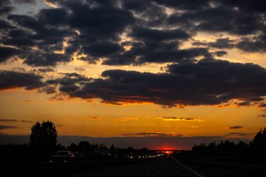 Otoyol batan güneşe karşı araba dolu. Kötü ışıklandırma koşulları, doğal ışık