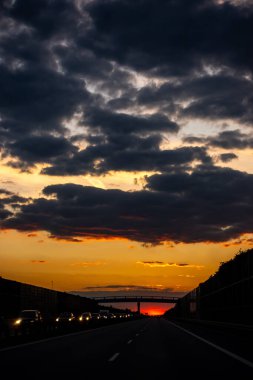 Otoyol batan güneşe karşı araba dolu. Kötü ışıklandırma koşulları, doğal ışık