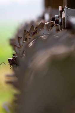 Küçük bir nehir barajının detaylarına yakın çekim. Fotoğraf gün ışığında çekildi.