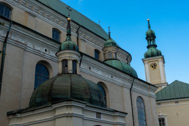 Mavi gökyüzüne karşı Katolik kilisesinin cephesi. Fotoğraf, güneşli bir günde doğal ışık altında çekildi..
