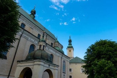 Mavi gökyüzüne karşı Katolik kilisesinin cephesi. Fotoğraf, güneşli bir günde doğal ışık altında çekildi..