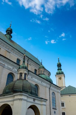 Mavi gökyüzüne karşı Katolik kilisesinin cephesi. Fotoğraf, güneşli bir günde doğal ışık altında çekildi..