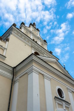 Mavi gökyüzüne karşı Katolik kilisesinin cephesi. Fotoğraf, güneşli bir günde doğal ışık altında çekildi..