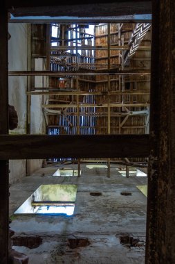 Eski, mahvolmuş bir tahıl değirmeninin içi. Fotoğraf doğal ışık altında çekildi. İklim aydınlatma koşulları.