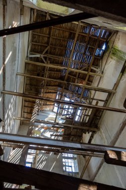 Eski, mahvolmuş bir tahıl değirmeninin içi. Fotoğraf doğal ışık altında çekildi. İklim aydınlatma koşulları.