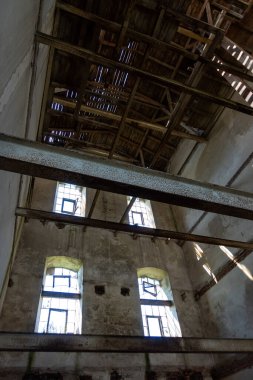 Eski, mahvolmuş bir tahıl değirmeninin içi. Fotoğraf doğal ışık altında çekildi. İklim aydınlatma koşulları.