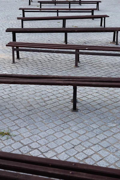 Veel Banken Een Plein Geplaveid Met Graniet Foto Genomen Natuurlijk — Stockfoto