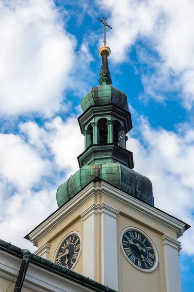 Mavi gökyüzüne karşı Katolik kilisesinin cephesi. Fotoğraf, güneşli bir günde doğal ışık altında çekildi..