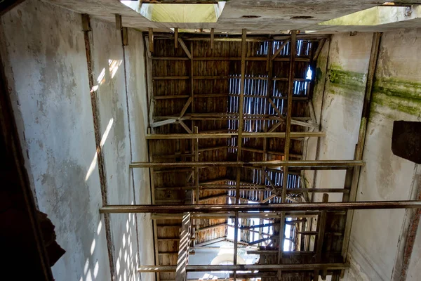 Eski, mahvolmuş bir tahıl değirmeninin içi. Fotoğraf doğal ışık altında çekildi. İklim aydınlatma koşulları.