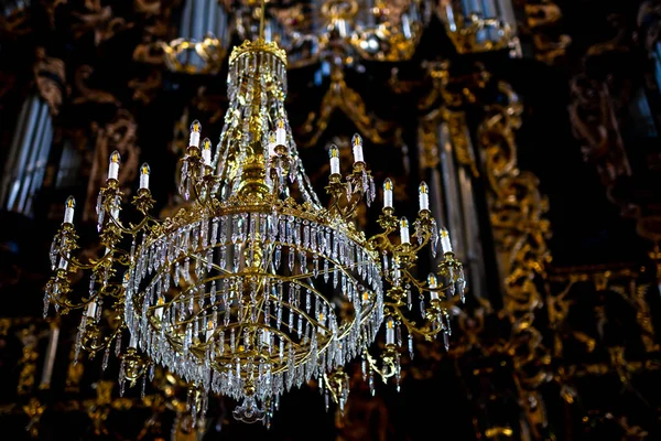 Beautiful Crystal Chandelier Church Background Blurry Richly Ornamented Vault Photo — Stock Photo, Image