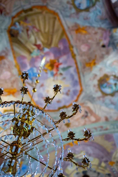 Beautiful Crystal Chandelier Church Background Blurry Richly Ornamented Vault Photo — Stock Photo, Image