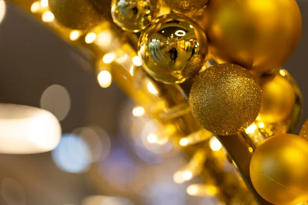 Goldene Christbaumkugeln Auf Dem Weihnachtsbaum Foto Aufgenommen Unter Künstlichem Weichem — Stockfoto