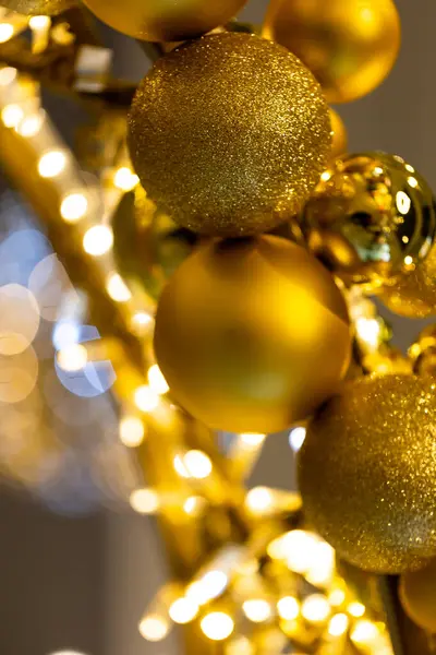 Goldene Christbaumkugeln Auf Dem Weihnachtsbaum Foto Aufgenommen Unter Künstlichem Weichem — Stockfoto