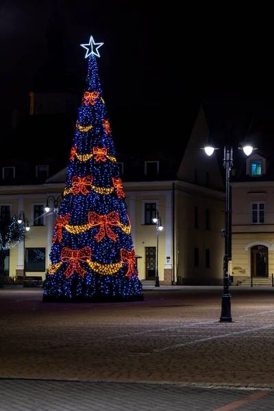 Ein Blick Auf Den Weihnachtsbaum Auf Dem Stadtplatz Ein Foto — Stockfoto