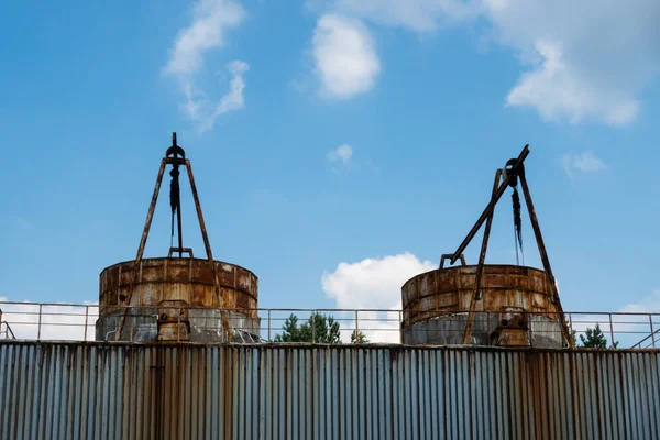 Terk edilmiş bir fabrikada soğutma kuleleri kapatılmış. Fotoğraf, güneşli bir günde çekilmiş..