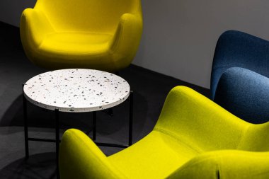 Salgın sırasında boş bir buluşma yeri. Buluşma yerindeki renkli ofis sandalyeleri. insan eksikliği. Atmosferik ve yapay ışıkla aydınlatılmış bir yer..