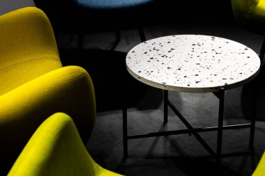 Salgın sırasında boş bir buluşma yeri. Buluşma yerindeki renkli ofis sandalyeleri. insan eksikliği. Atmosferik ve yapay ışıkla aydınlatılmış bir yer..