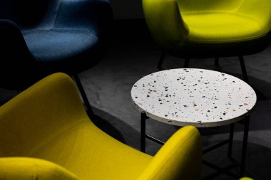 Salgın sırasında boş bir buluşma yeri. Buluşma yerindeki renkli ofis sandalyeleri. insan eksikliği. Atmosferik ve yapay ışıkla aydınlatılmış bir yer..