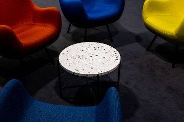 Salgın sırasında boş bir buluşma yeri. Buluşma yerindeki renkli ofis sandalyeleri. insan eksikliği. Atmosferik ve yapay ışıkla aydınlatılmış bir yer..