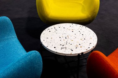 Salgın sırasında boş bir buluşma yeri. Buluşma yerindeki renkli ofis sandalyeleri. insan eksikliği. Atmosferik ve yapay ışıkla aydınlatılmış bir yer..