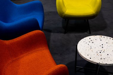 Salgın sırasında boş bir buluşma yeri. Buluşma yerindeki renkli ofis sandalyeleri. insan eksikliği. Atmosferik ve yapay ışıkla aydınlatılmış bir yer..