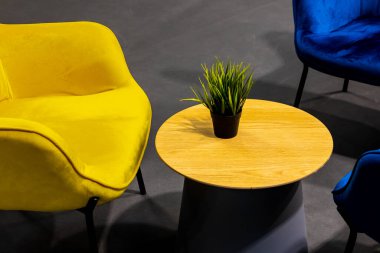 Salgın sırasında boş bir buluşma yeri. Buluşma yerindeki renkli ofis sandalyeleri. insan eksikliği. Atmosferik ve yapay ışıkla aydınlatılmış bir yer..