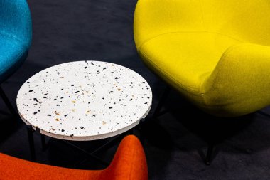 Salgın sırasında boş bir buluşma yeri. Buluşma yerindeki renkli ofis sandalyeleri. insan eksikliği. Atmosferik ve yapay ışıkla aydınlatılmış bir yer..